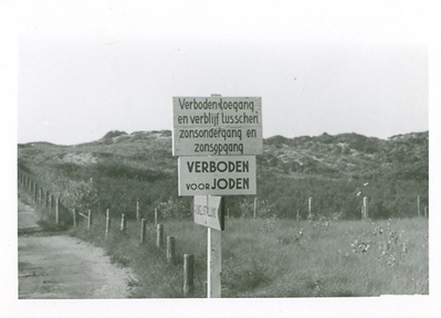 2010-0002-PRE 1.jpg; 2010-0002-PRE/1; Zwart-wit foto van bordjes aan duinpad met anti-Joodse opschriften geplaatst tijdens WO II.; fotografie